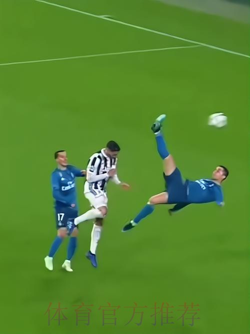 C罗挑战机器人守门员，射门频频被挡出，最后抓住漏洞进球